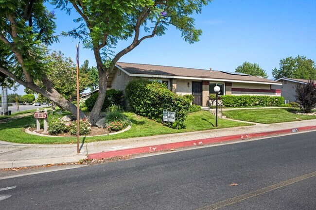 Building Photo - 1605 Carmel Cir E