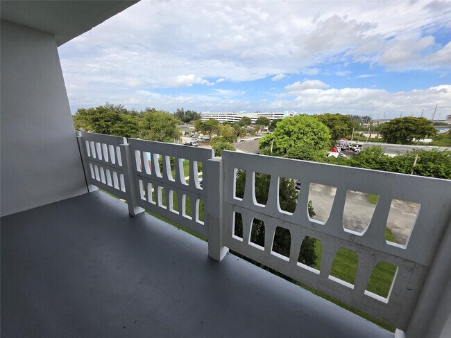 Building Photo - 15600 NW 7th Ave