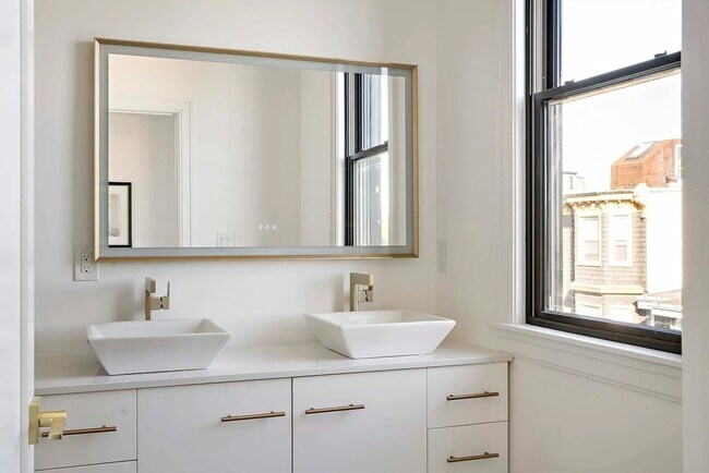 Building Photo - 98 Bennington St