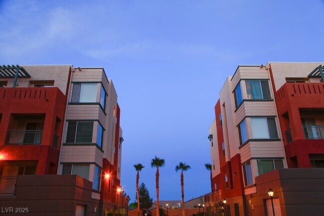 Building Photo - 15 E Agate Ave
