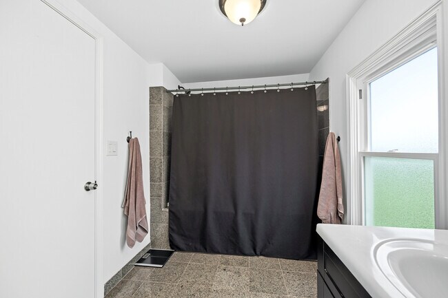 Building Photo - 402 Turner Ave