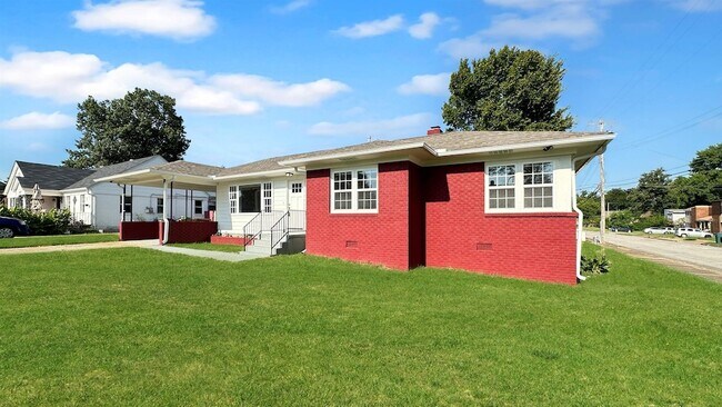 Building Photo - 1049 N Idlewild St