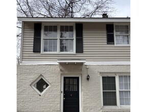 Building Photo - 517 Deerwood St