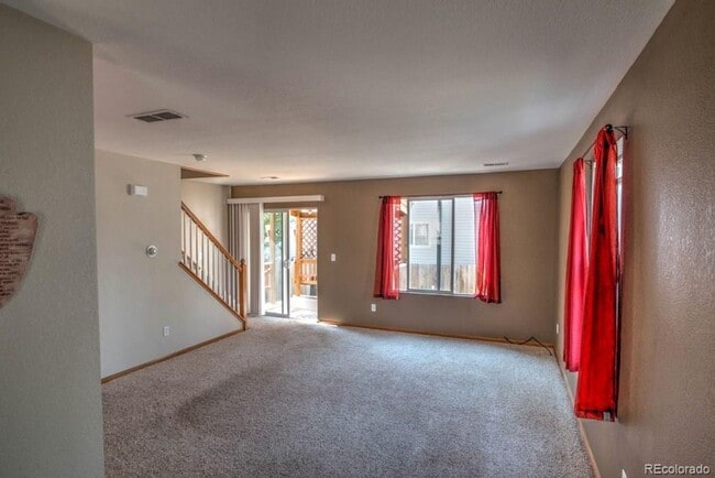 Building Photo - Spacious 3 bedroom home in the heart of Mo...