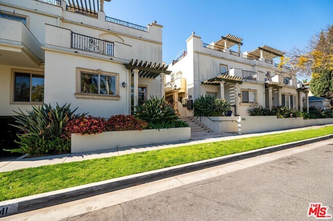 Building Photo - 841 Westmount Dr