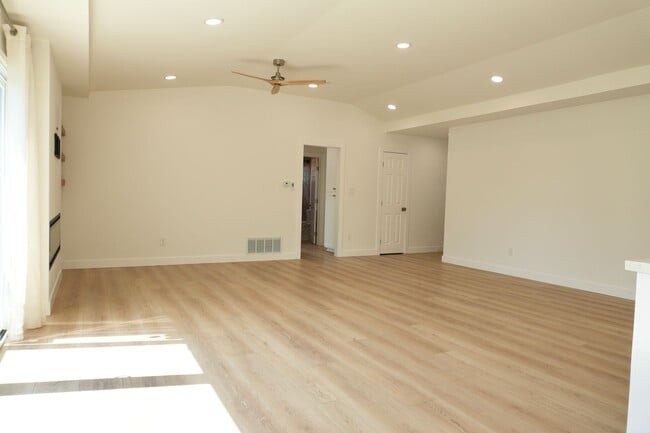 Building Photo - Beautifully Renovated 3B/2BA Home in La Ha...