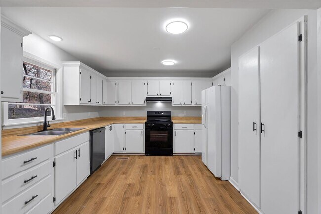 Building Photo - 1803 Deerwood Dr