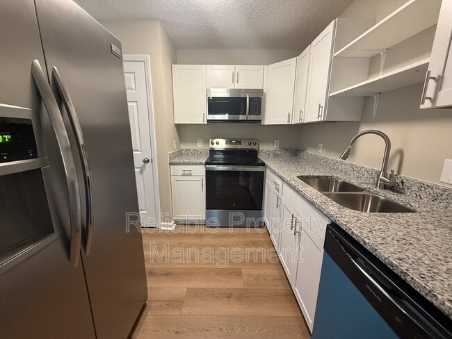 Building Photo - 420 E Rose St