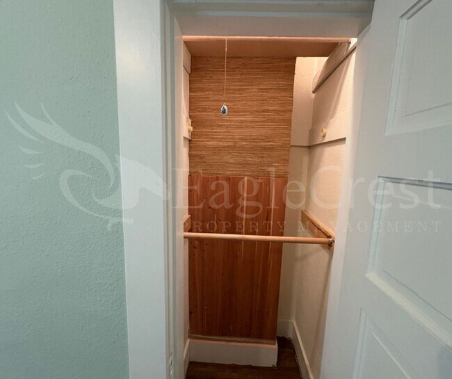 Building Photo - Three Bedroom, Two Bathroom House Near Sha...