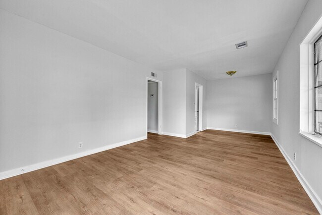 Building Photo - Charming Home with Modern Upgrades, No HOA! | Pet Friendly