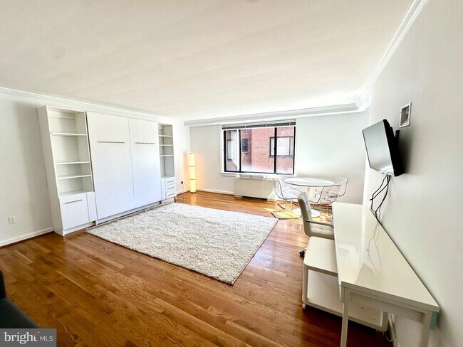 Primary Photo - 5112 MacArthur Blvd NW