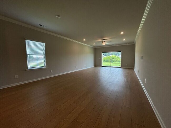Building Photo - Look and lease in Athens