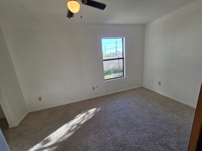 Building Photo - Small 2 bedroom 1 bath Apartment