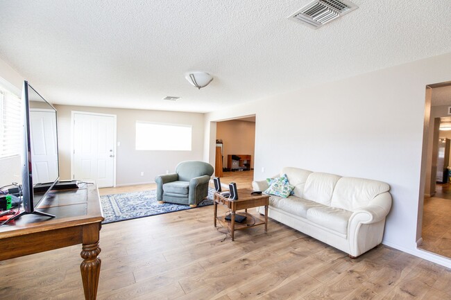 Building Photo - 6 Bedroom 3.5 Bathroom Tri-Level Home In Tempe close to ASU