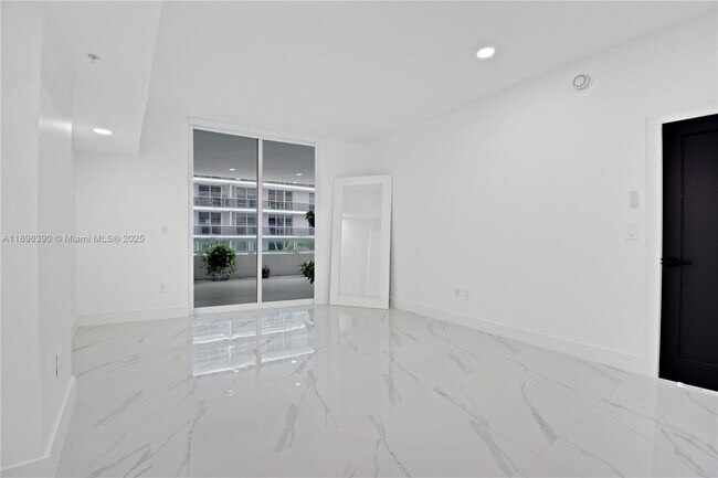 Building Photo - 1800 N Bayshore Dr