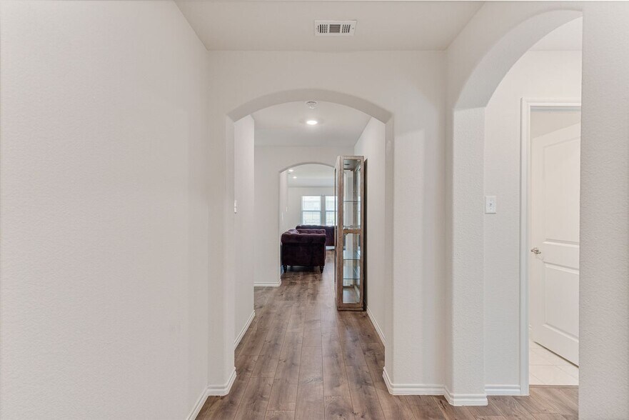 Building Photo - 936 English Dr