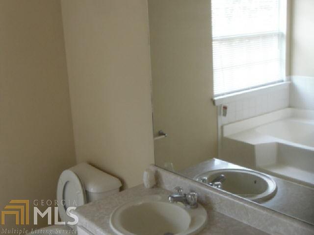 Building Photo - 3010 Stonebridge Creek Dr