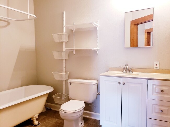 Building Photo - 2 Bedroom, 1 Bath Apartment in Munger Plac...