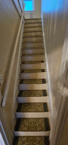 Building Photo - 132 W Douglass St