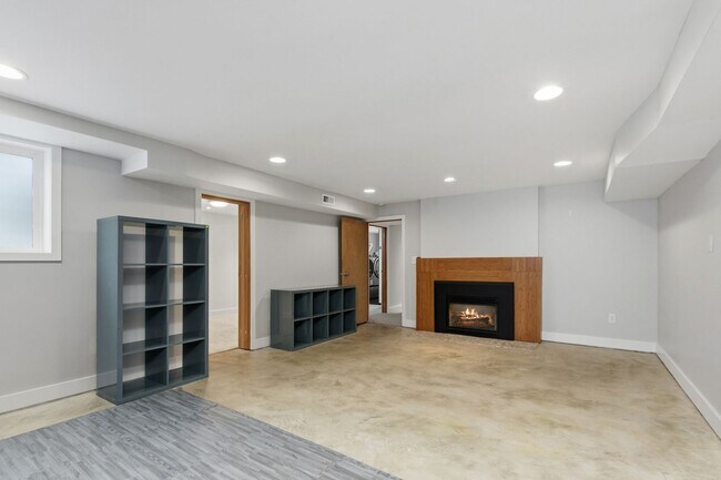 Building Photo - 5306 Beach Dr SW