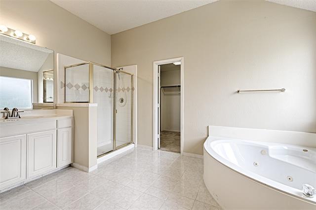 Building Photo - 9701 Thorncliff Dr