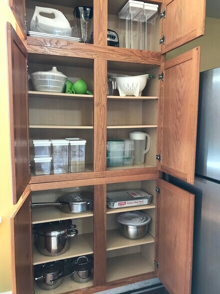 Housewares provided with the apartment - 3284 Dawson Street