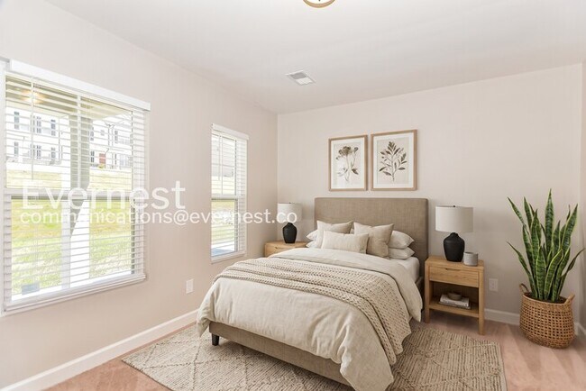 Building Photo - Limited Time Special Offer / 3 Bed/3 Bath Town Home with Garage / Pet-Friendly / Vouchers Accepte...