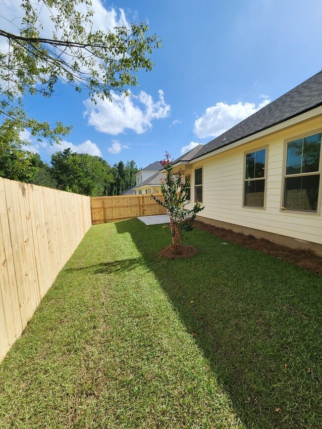 Building Photo - !!New Construction!! NEAR Pinegrove Elementary/Middle - 4BR Home with Granite Countertops, LVP Fl...