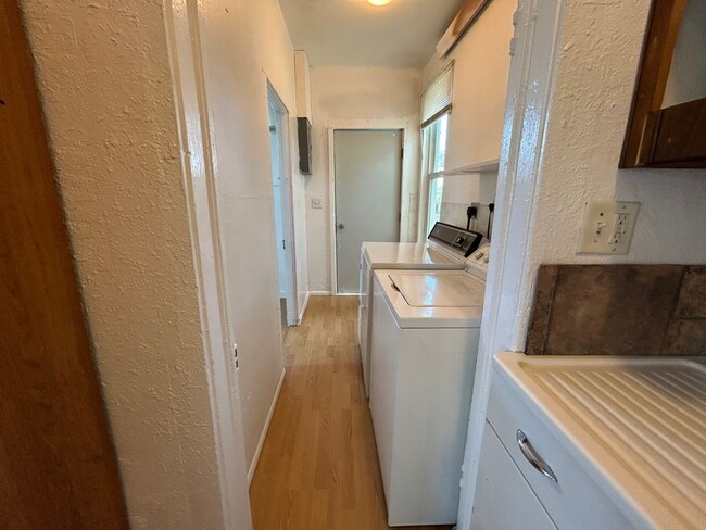 Building Photo - 2 Bed 1 Bath Large House with Fenced Yard and Washer Dryer Hookups