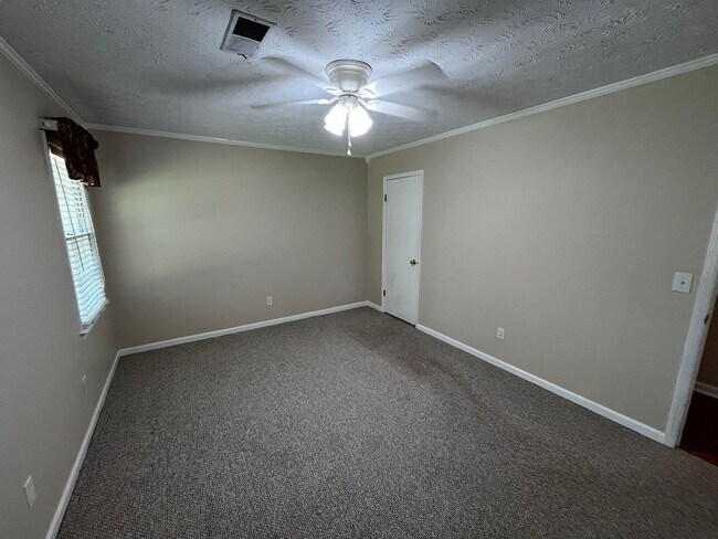 Building Photo - Beautiful New to Market!