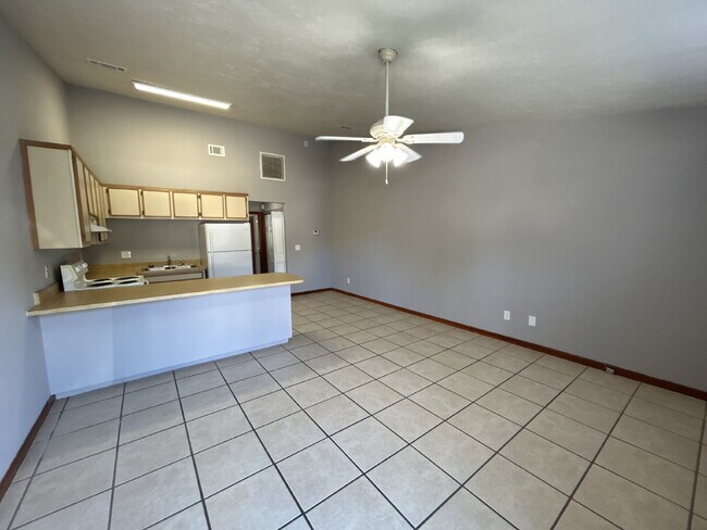 Building Photo - Spacious 1 Bedroom 1 Bathroom! Located Off Ocala Road.