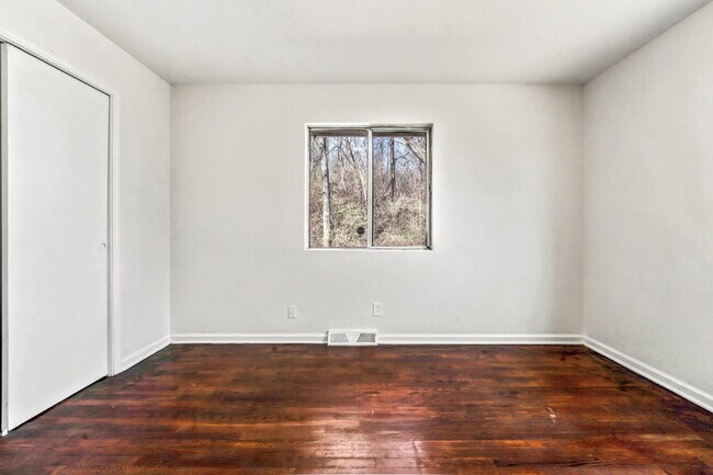 Building Photo - Beautifully Renovated 3 Bedroom Home in KCK Available Now!  1st Month's Rent is FREE!