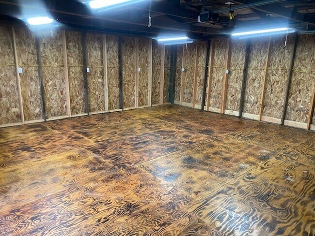 Building Photo - Remodeled 3 bed, 1 bath house with Large 2-car garage!