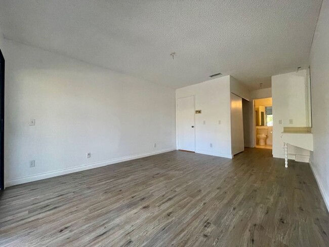 Building Photo - Gorgeously Updated 3 Bedroom Condo in Esco...