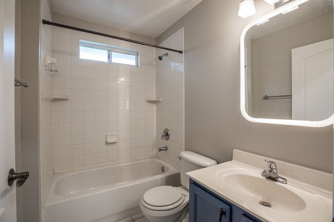Building Photo - Stunning home in desirable neighborhood