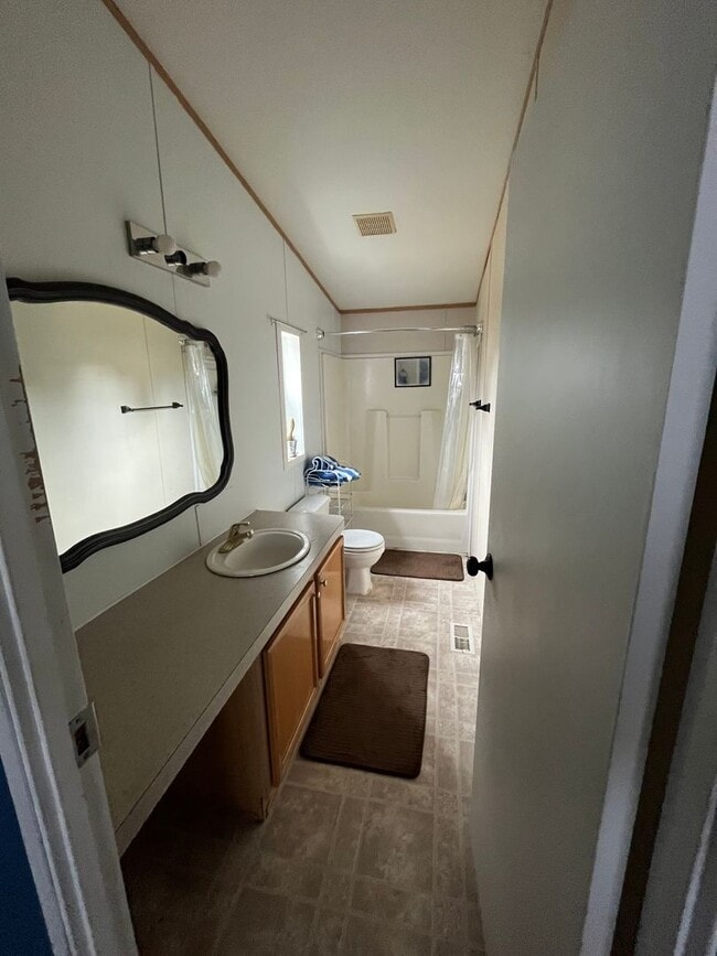 Building Photo - Great Location! 3 Bed, 2 Bath West-Flagstaff Home - Students & Pets OK! Avail Aug 10th!