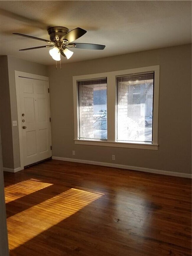 Building Photo - 4 bedroom 2 bath