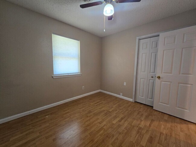 Building Photo - 3 Bed 1.5 Bath in Shawnee!