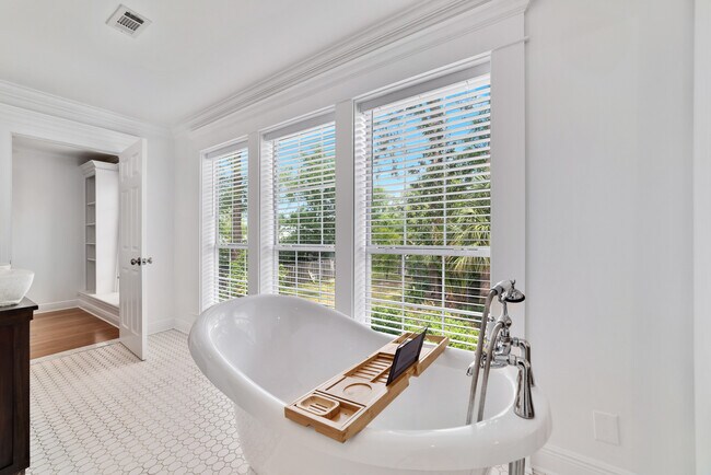 Building Photo - 2009 Wedgewood Cir