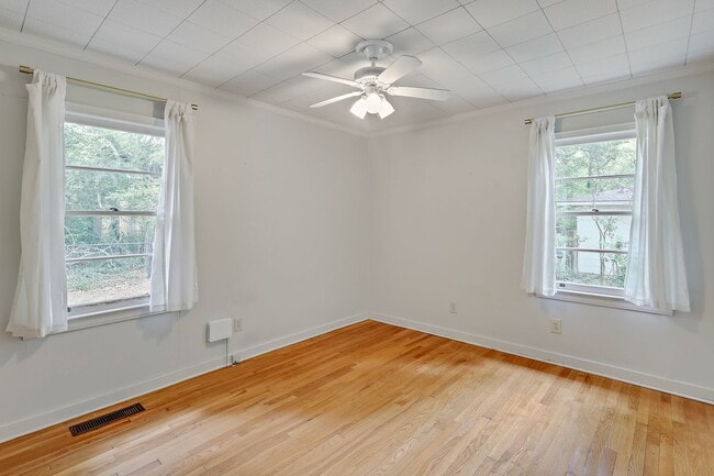 Building Photo - 3 bedroom, 2 bathroom in Northeast Jackson!