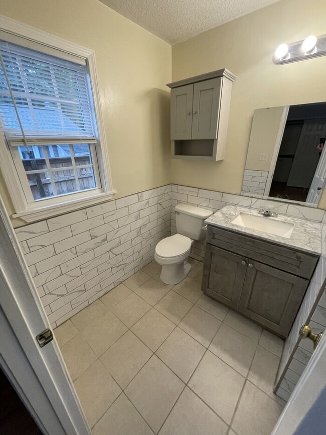 Building Photo - 2 bd 2 bath