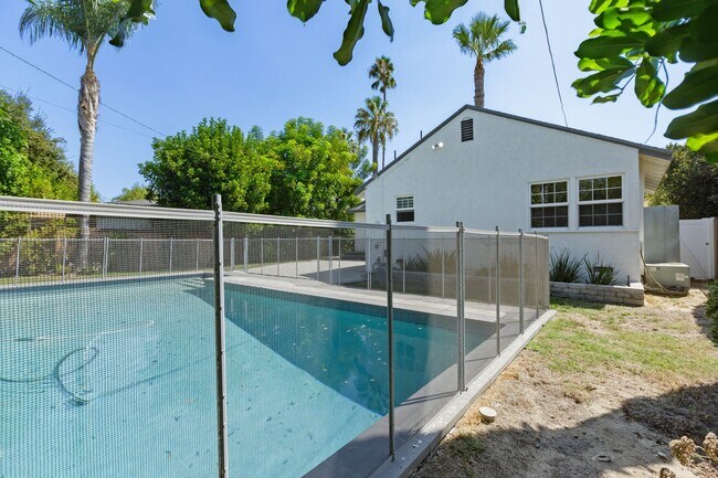 Building Photo - Beautiful 3-Bedroom Home with Pool in Tarzana!