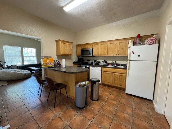 Building Photo - 4 Bedroom With Fenced Yard and Off-Street ...