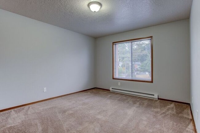 Building Photo - Spacious 2 bedroom apartment at French Cha...