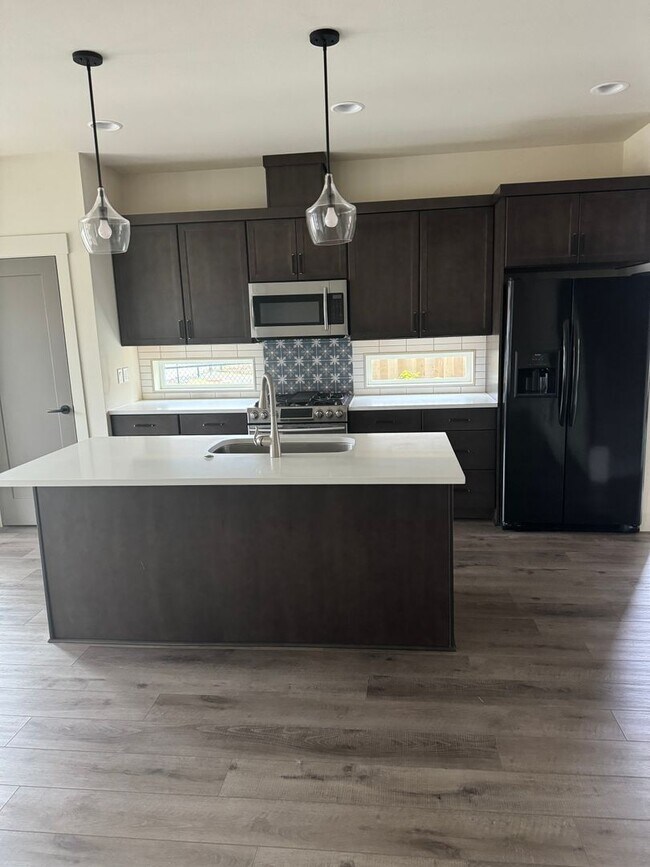 Building Photo - Exceptional 3 Bedroom / 2.5 Bath Modern Townhouse