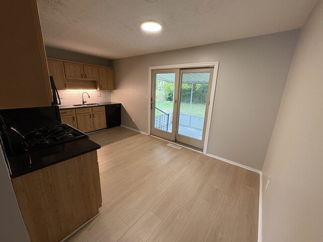 Building Photo - 2526 Queenswood Dr