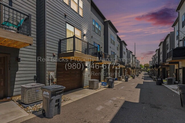 Building Photo - 1007 Simcoe Ln