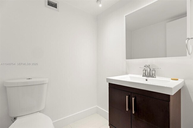 Building Photo - 4101 Pine Tree Dr