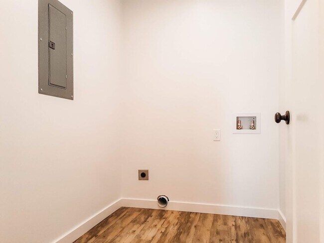 Building Photo - NEW 2 BED / 1.5 BATH TOWNHOME