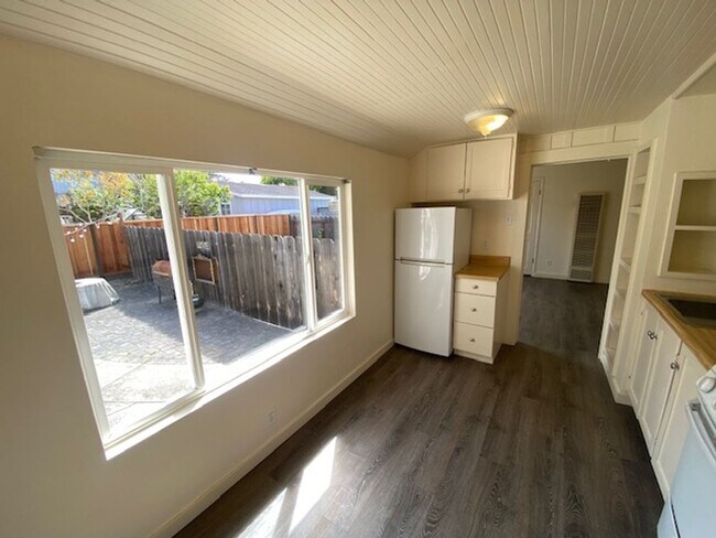 Building Photo - 512 Lobos Ave